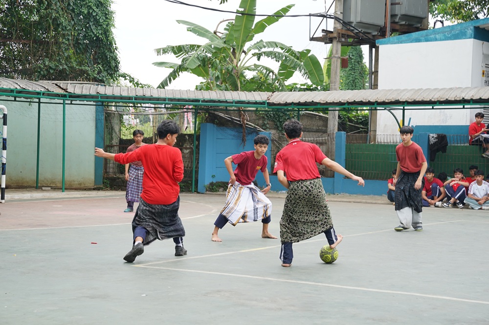 Murid SMAI2 Jakarta bermain bola 