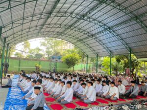 Murid SMAI 2 Jakarta sedang melaksanakan sholat berjamaah