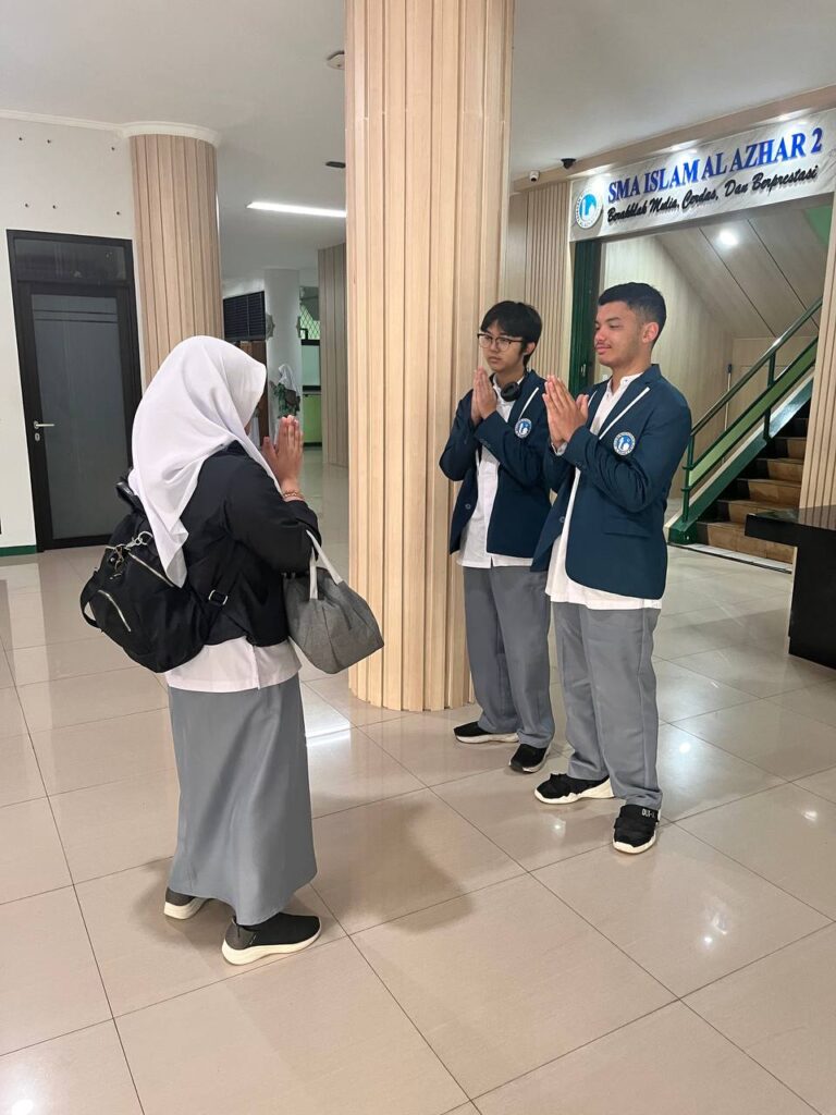 Murid SMAI 2 Melakukan Piket Pagi