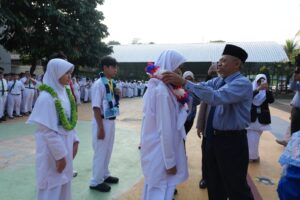 Pengalungan Bunga Ke Murid Baru 
