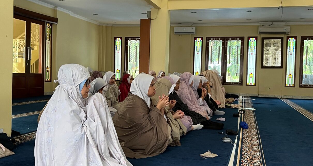 Kegiatan Sholat Dhuha Bersama di SMA Islam Al Azhar 2 Jakarta