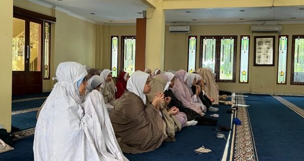 Kegiatan Sholat Dhuha Bersama di SMA Islam Al Azhar 2 Jakarta